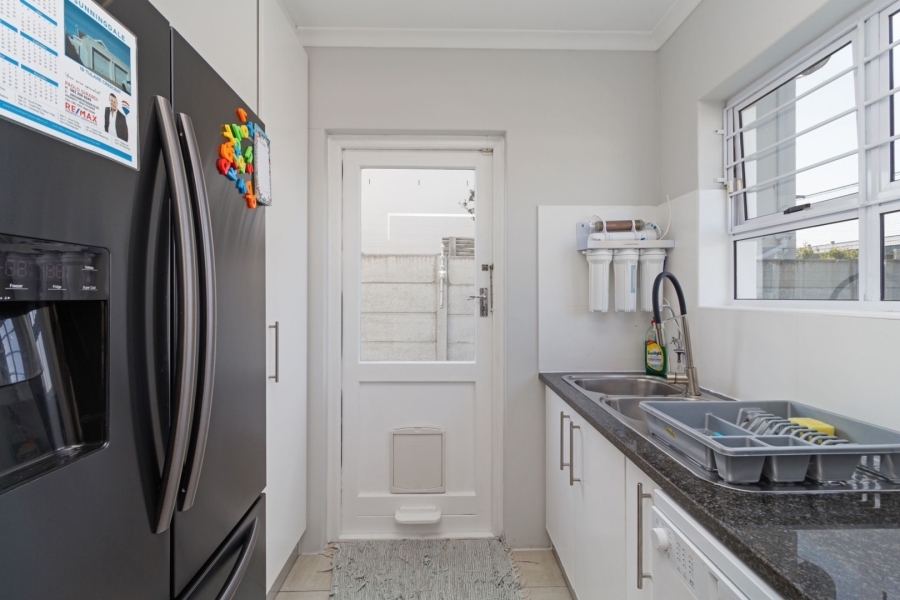 To Let 4 Bedroom Property for Rent in Sunningdale Western Cape